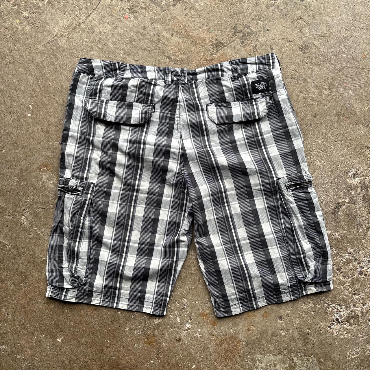 00s Grey chequered Nike cargo shorts - W34