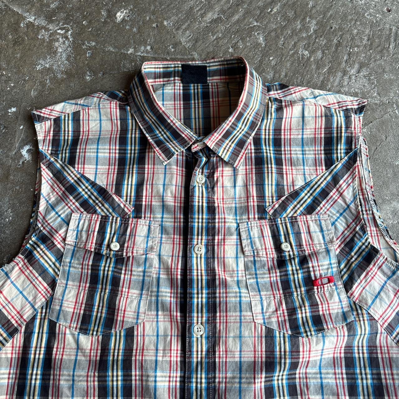 Sleeveless chequered Oakley shirt