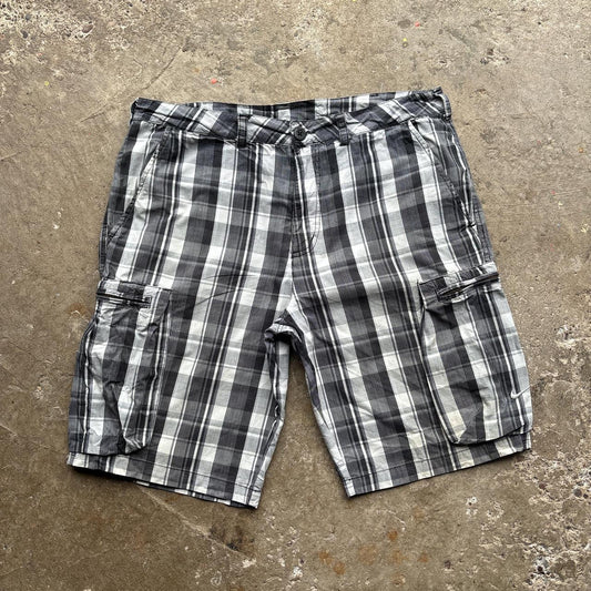 00s Grey chequered Nike cargo shorts - W34