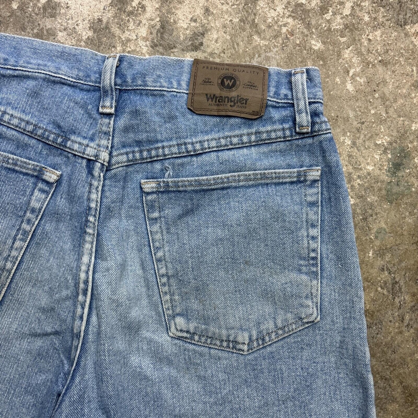Blue Denim Wrangler Men’s Bermuda Relaxed Fit Shorts | W32