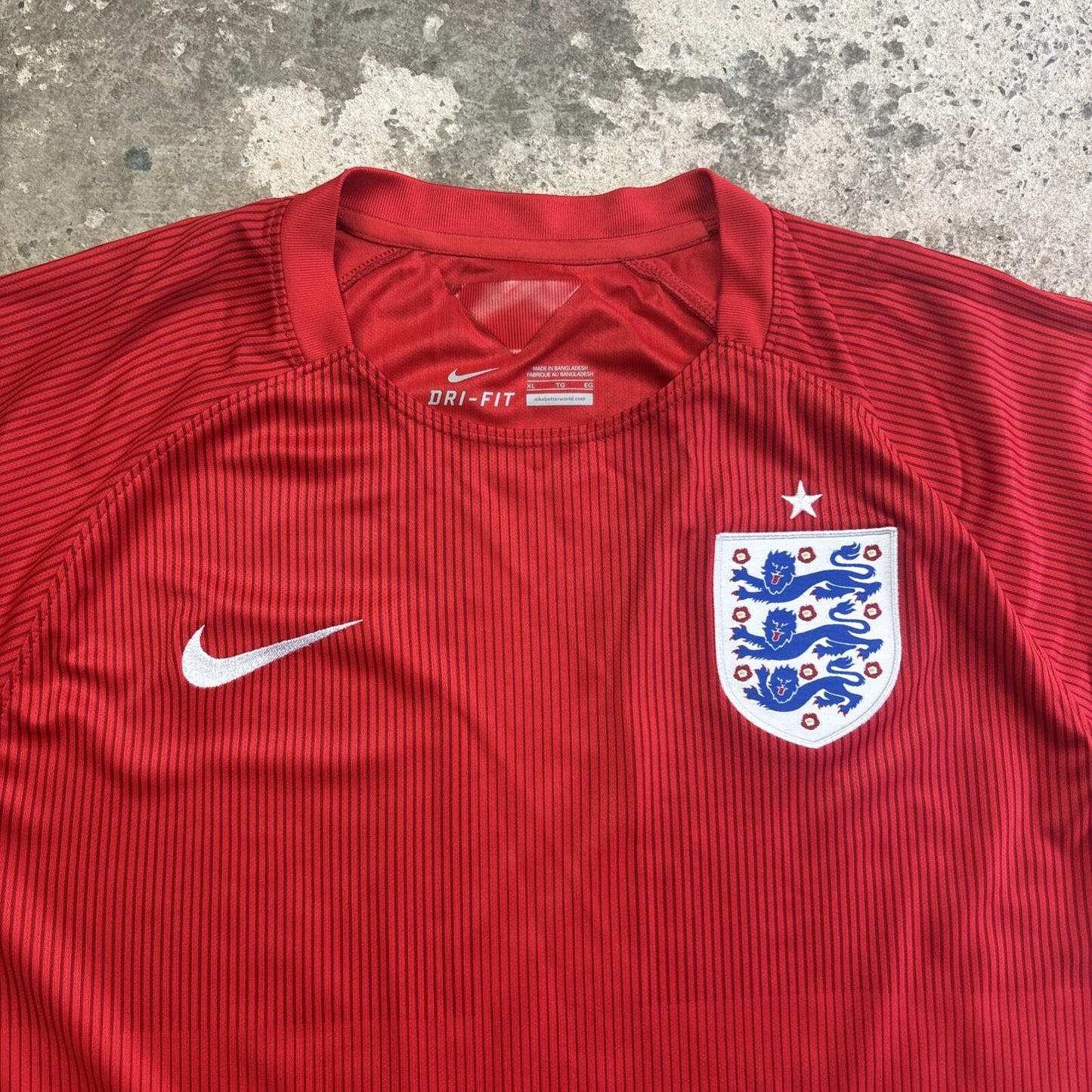Red England Football Nike 2014/15 Away Shirt | Size: XL