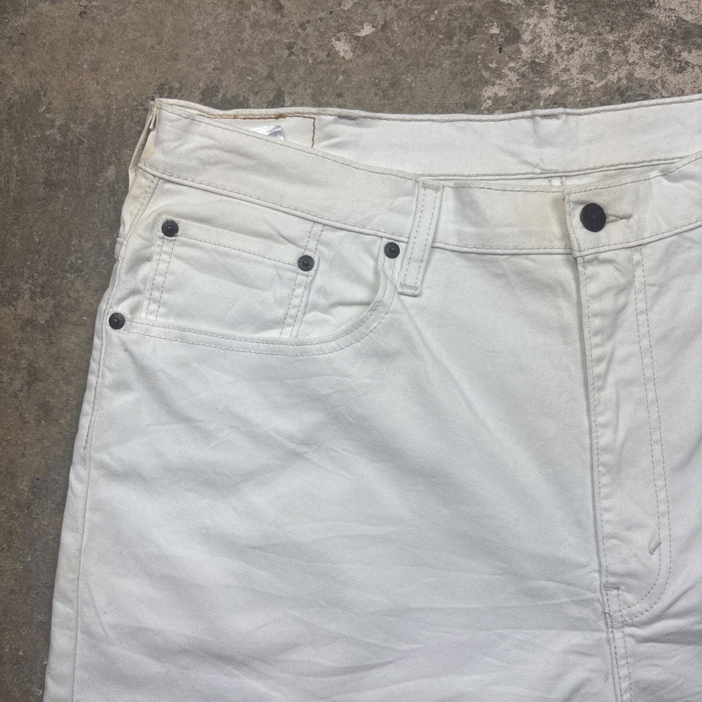 White Levi’s 569 Relaxed Jean Shorts | W38"