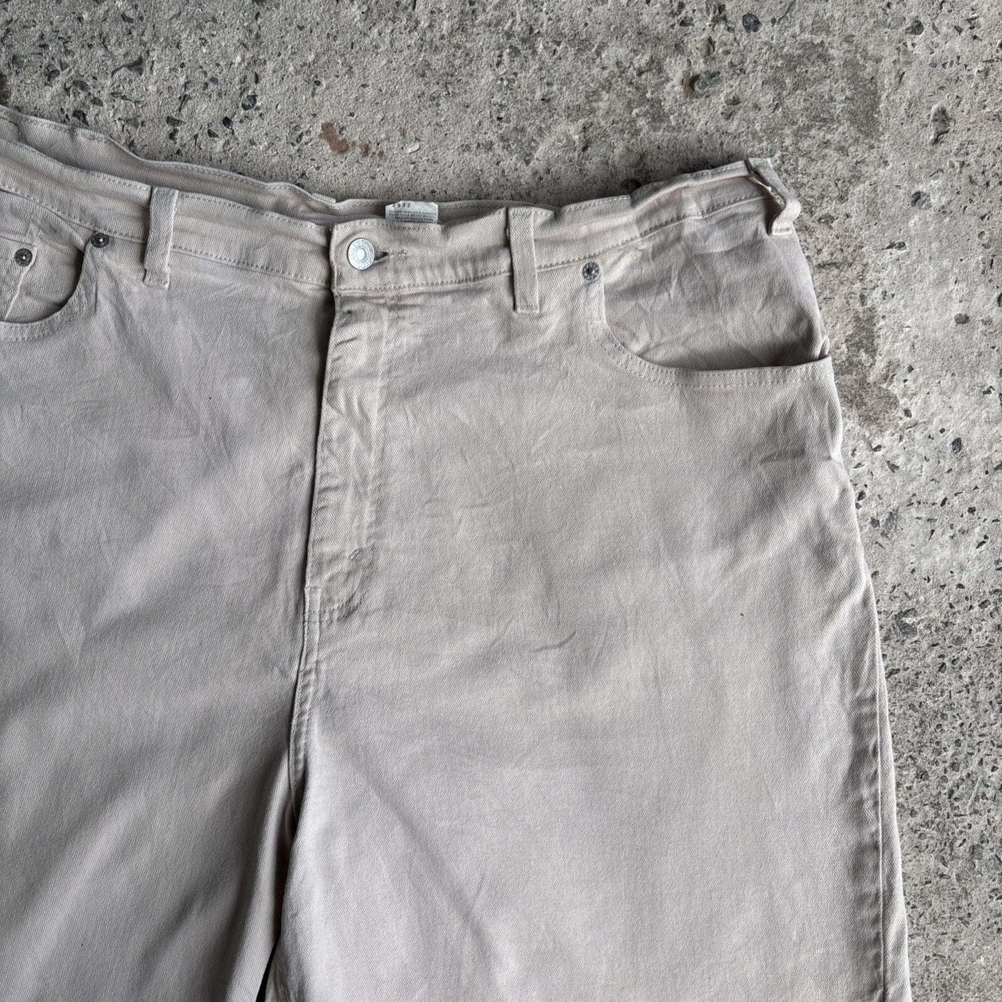 Cream Denim Levis Shorts | W40"