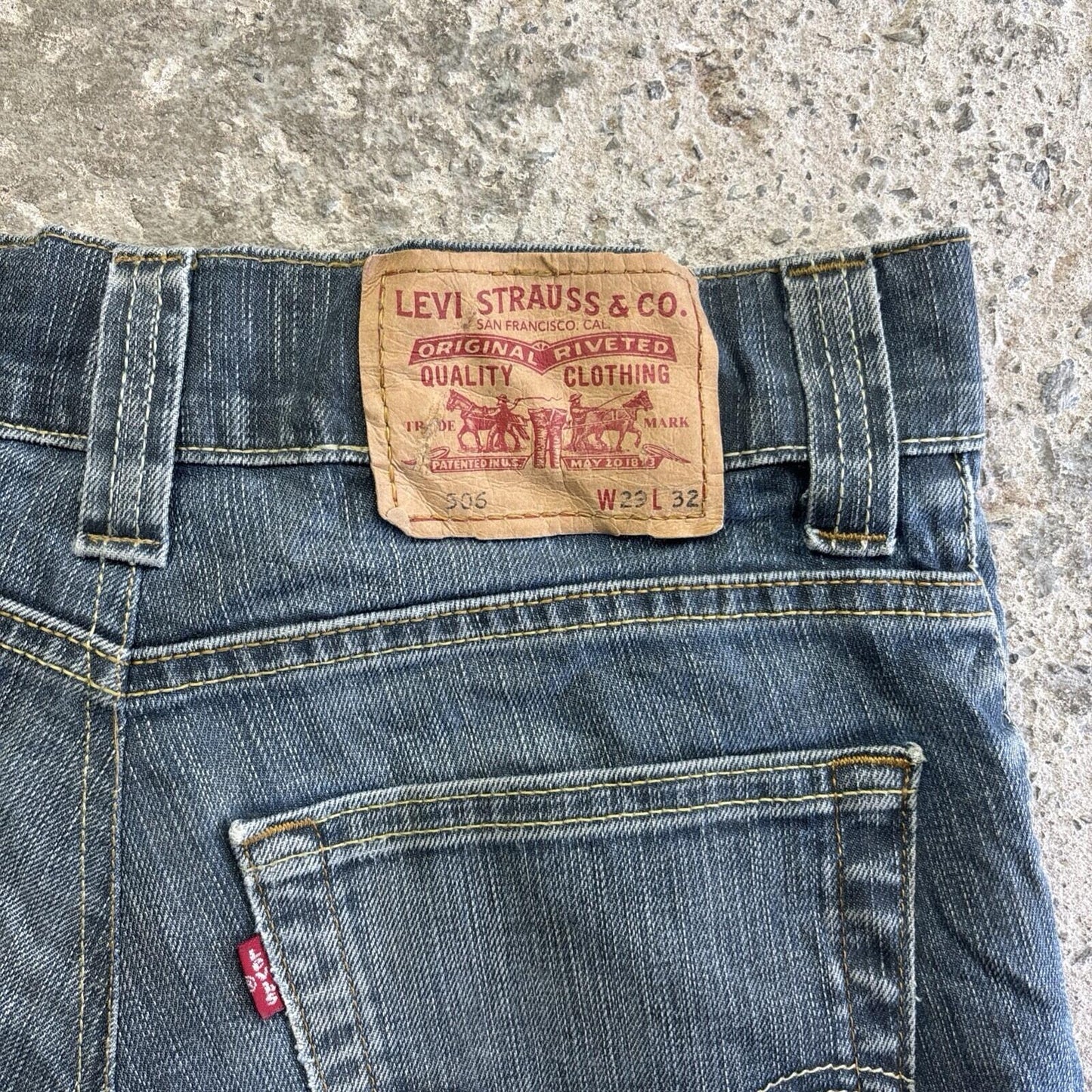 Textured Blue Denim Levi’s Cut Off Jean Short Shorts | W29
