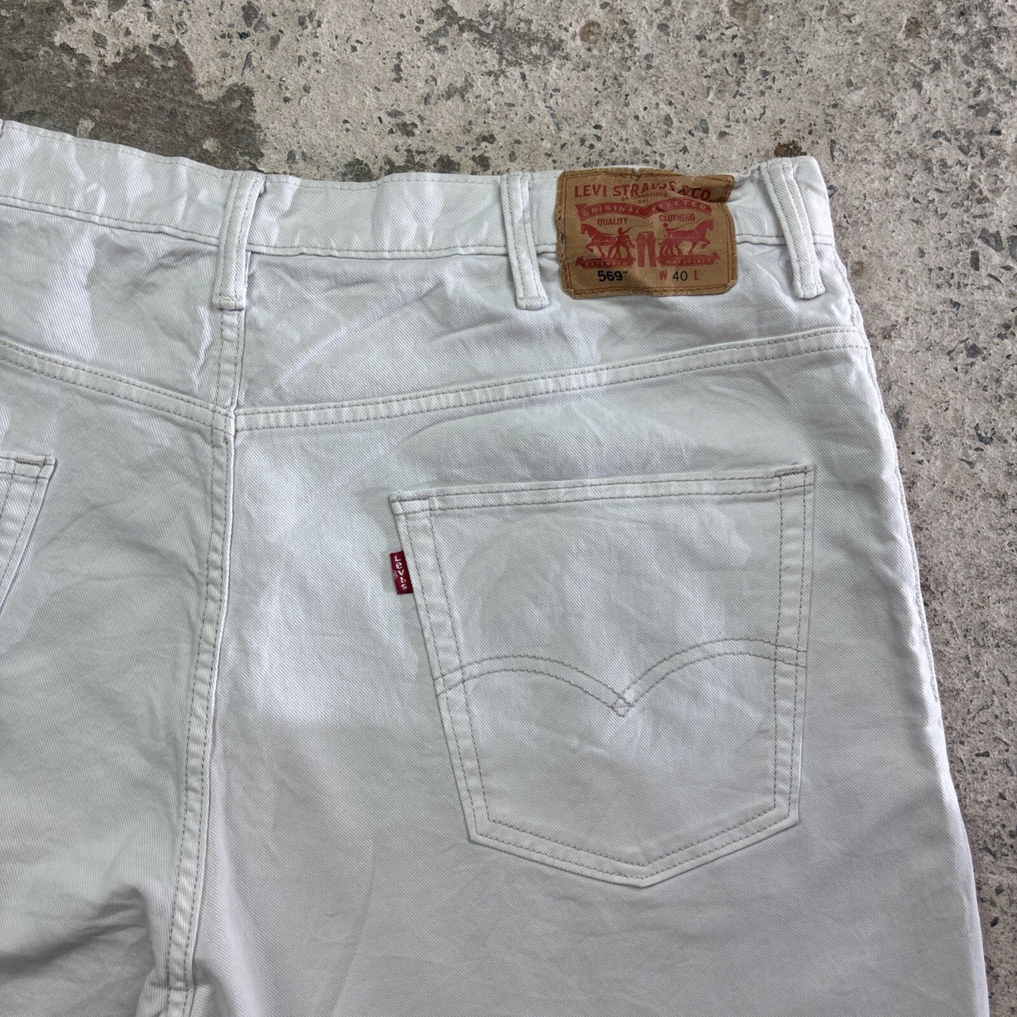 White Levi’s 569 Denim Jean Shorts | W40"