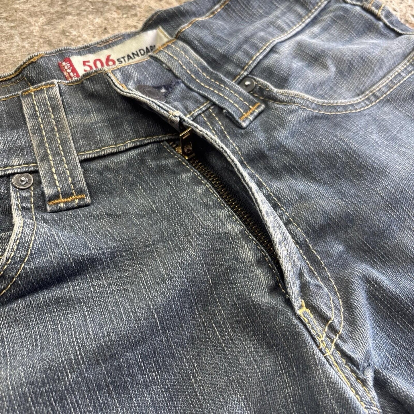 Textured Blue Denim Levi’s Cut Off Jean Short Shorts | W29