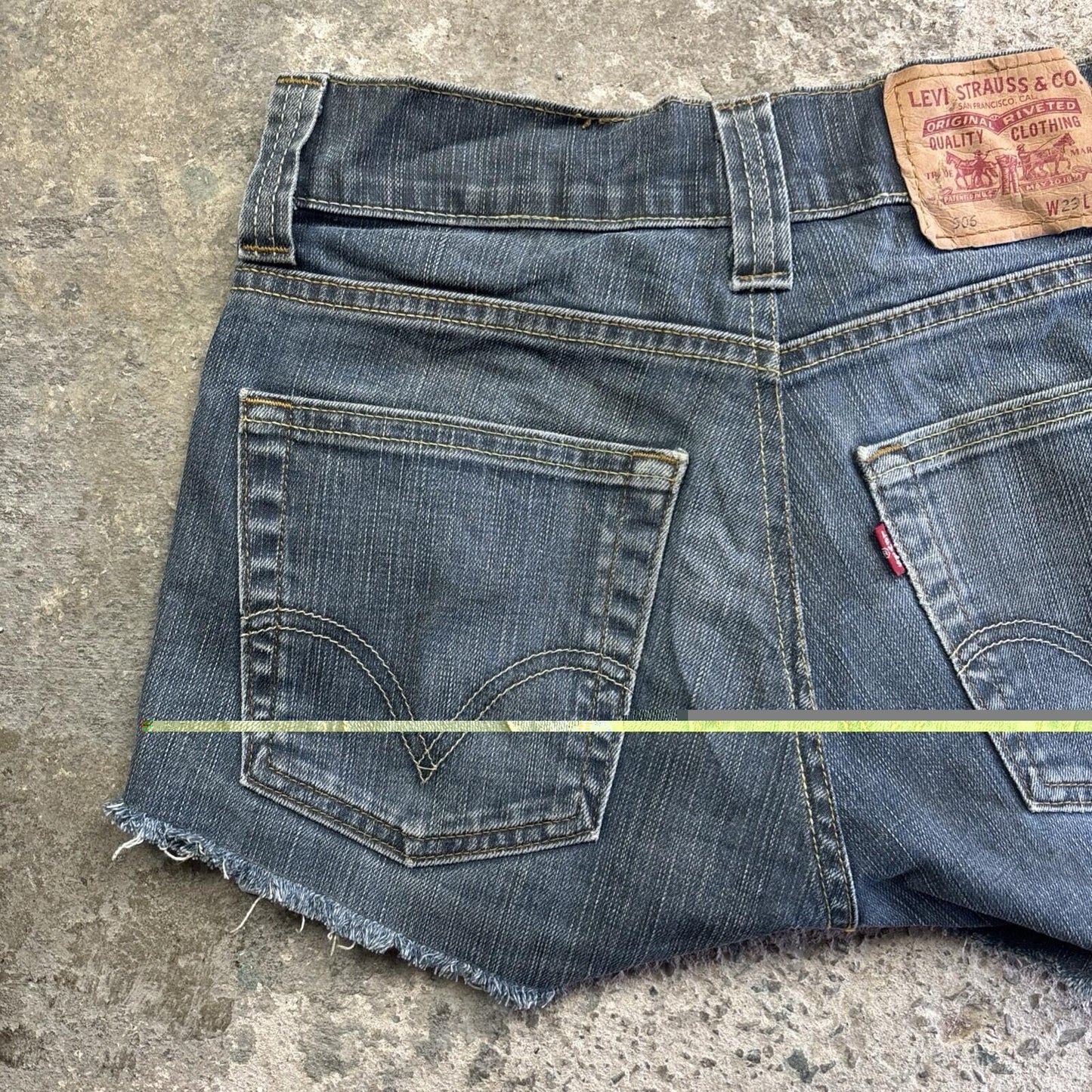 Textured Blue Denim Levi’s Cut Off Jean Short Shorts | W29
