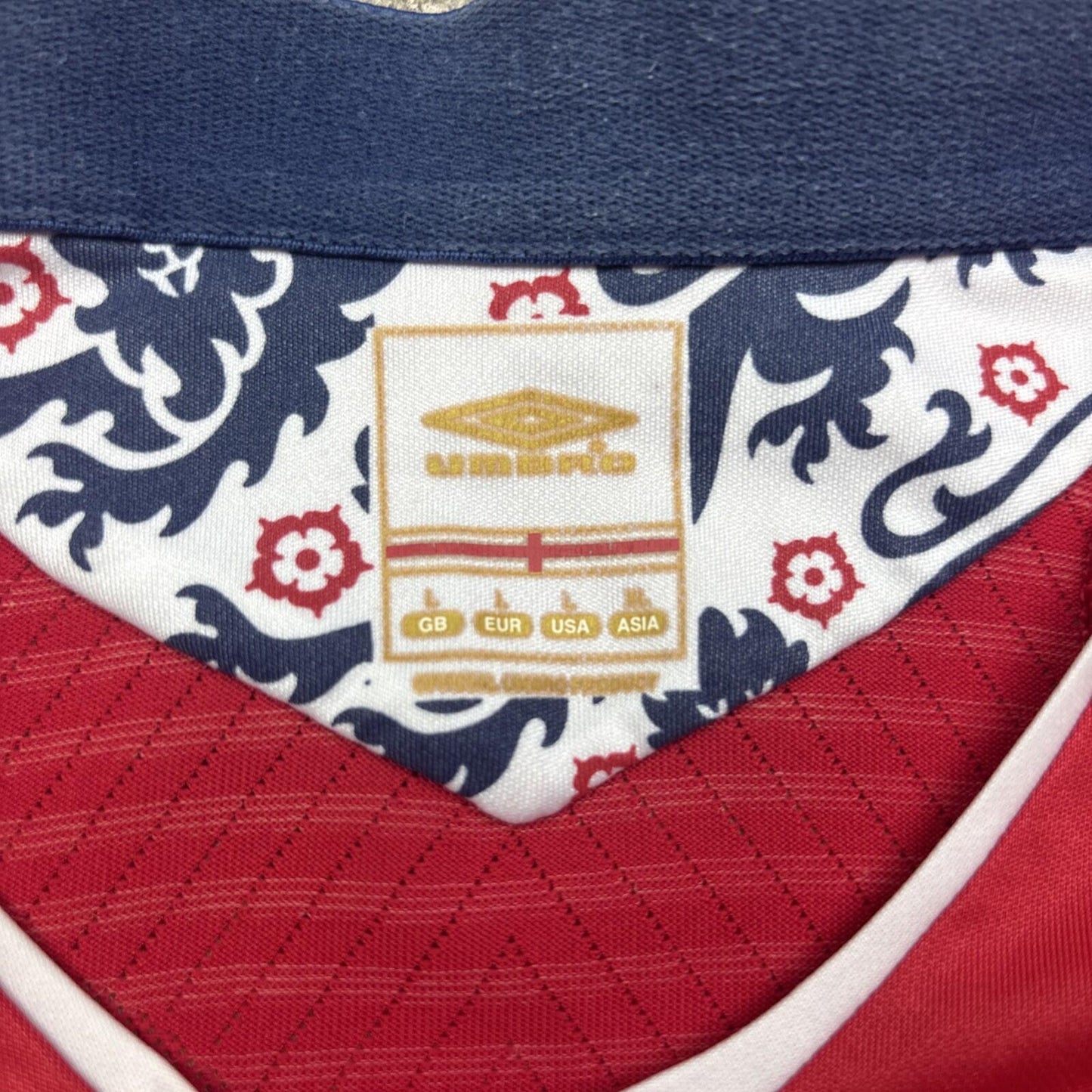 Red Umbro 2008/10 England Football Away Shirt | Size: L