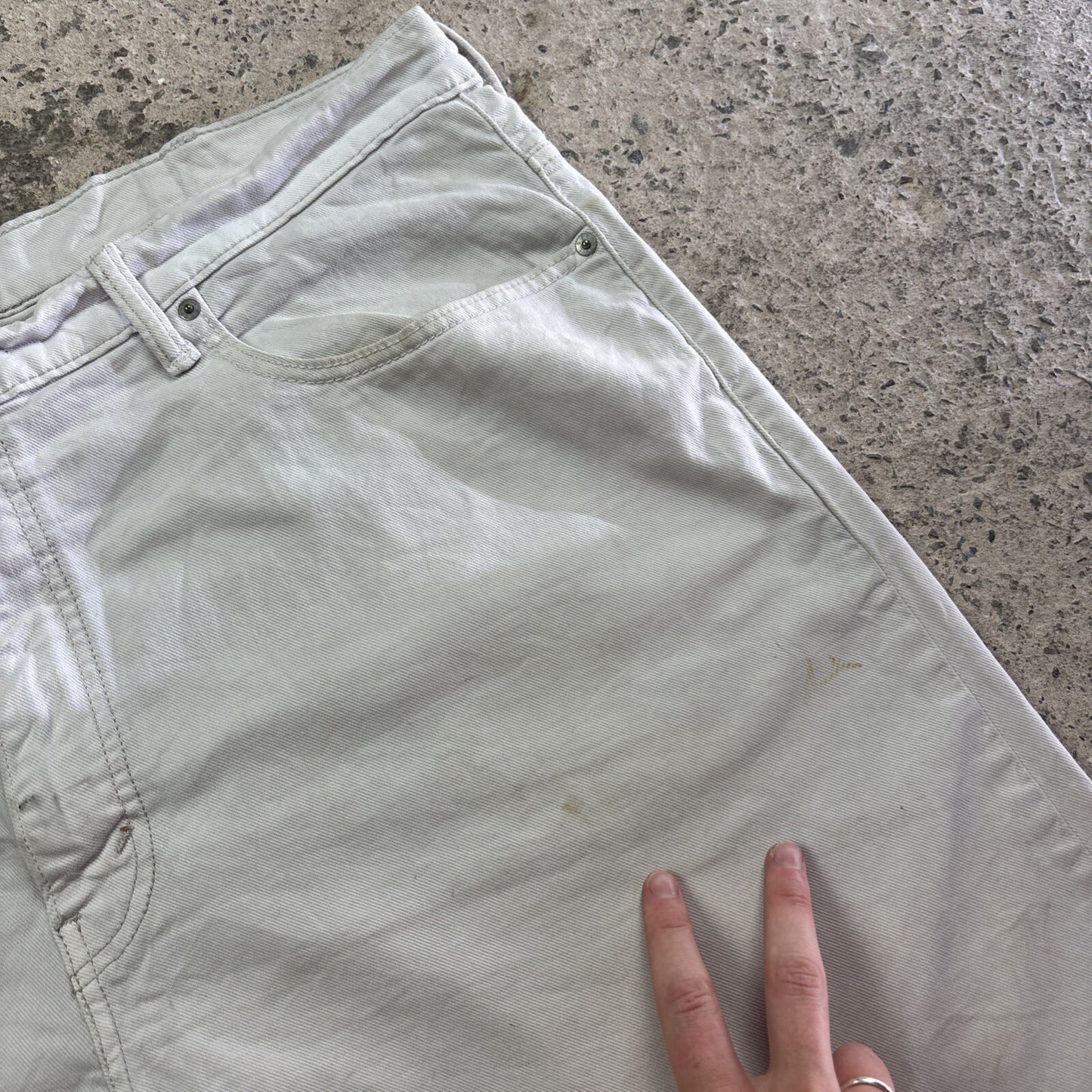White Levi’s 569 Denim Jean Shorts | W40"