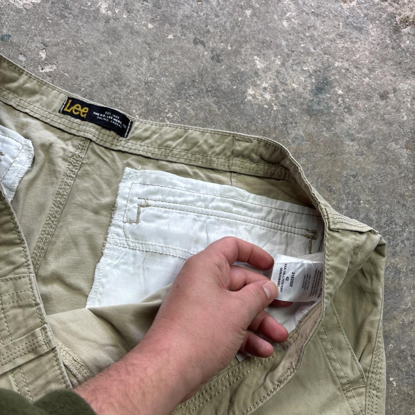 Cream Lee Men’s Cargo Shorts - W42