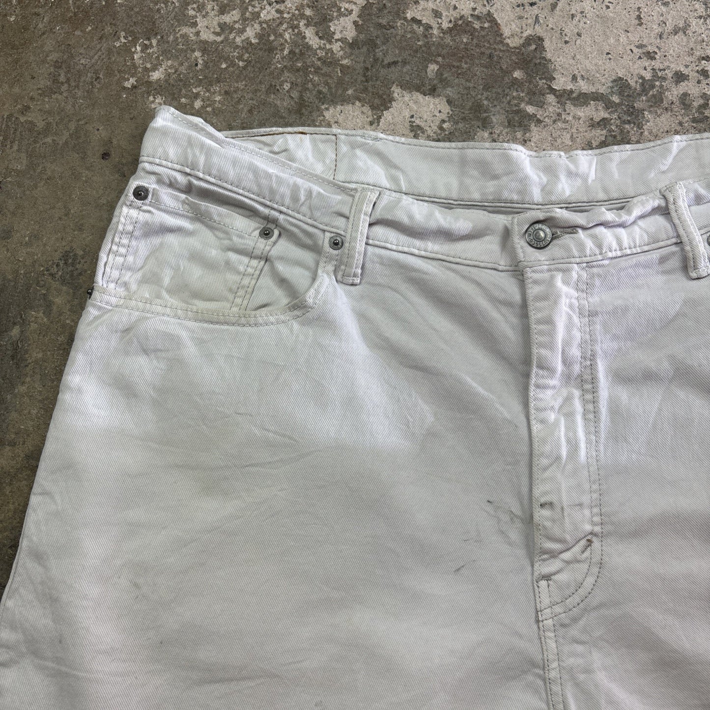 White Levi’s 569 Denim Jean Shorts | W40"