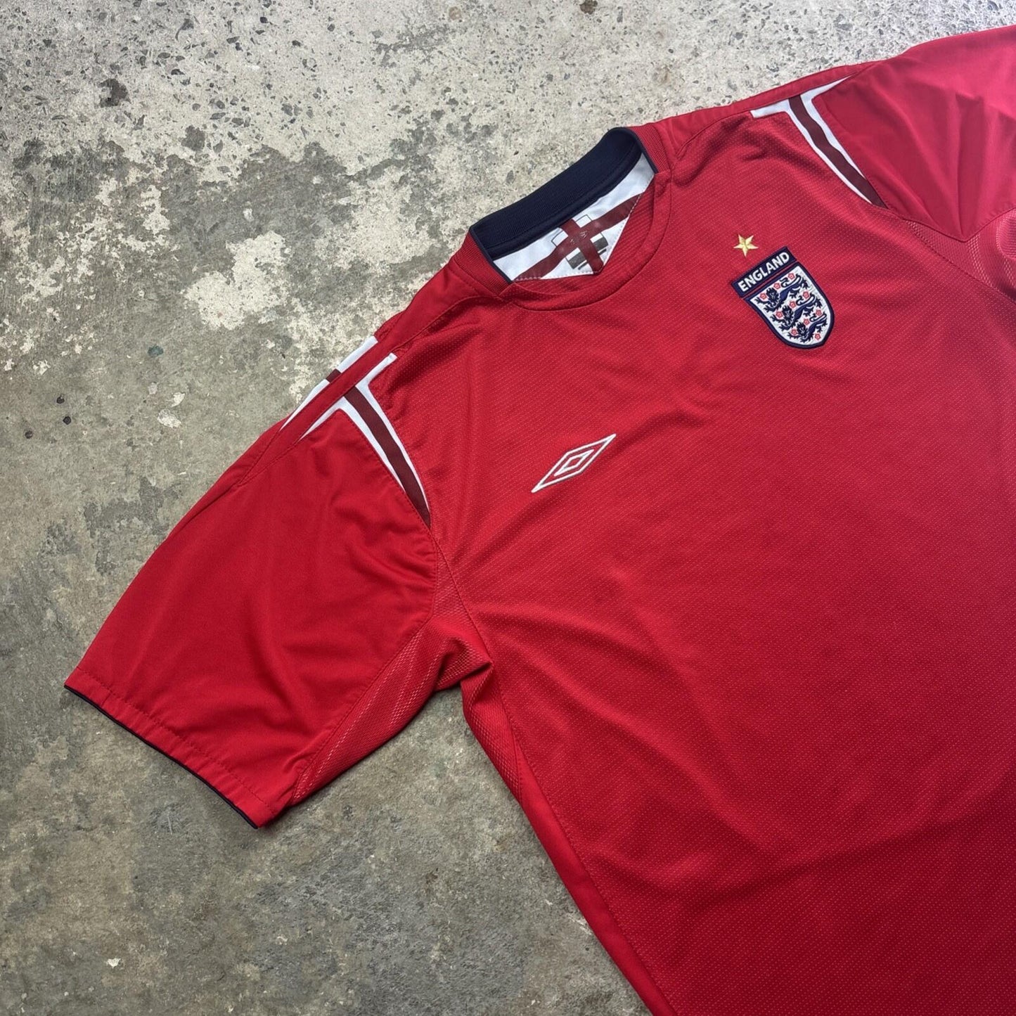 Red England 2004/06 Football Umbro Away Shirt | Size: XL