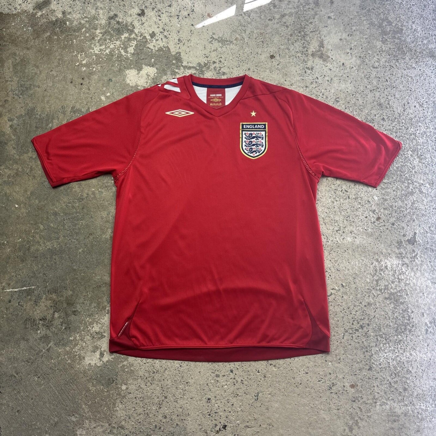 Red Umbro 2006/08 England Football Away Shirt | Size: L