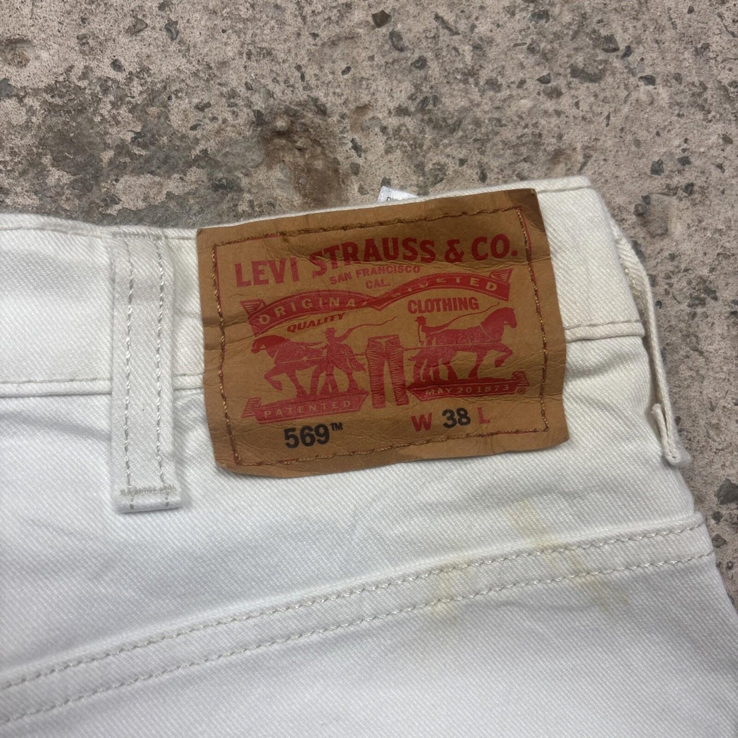 White Levi’s 569 Relaxed Jean Shorts | W38"