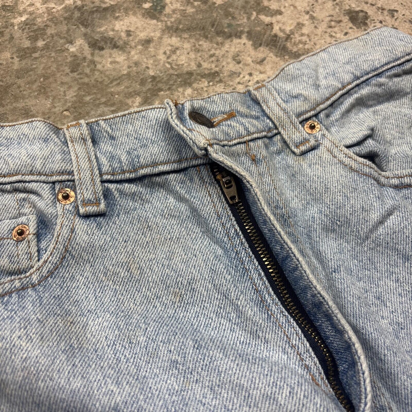 Light Blue Denim Levi’s 550 Cut Off Jean Shorts | W31"