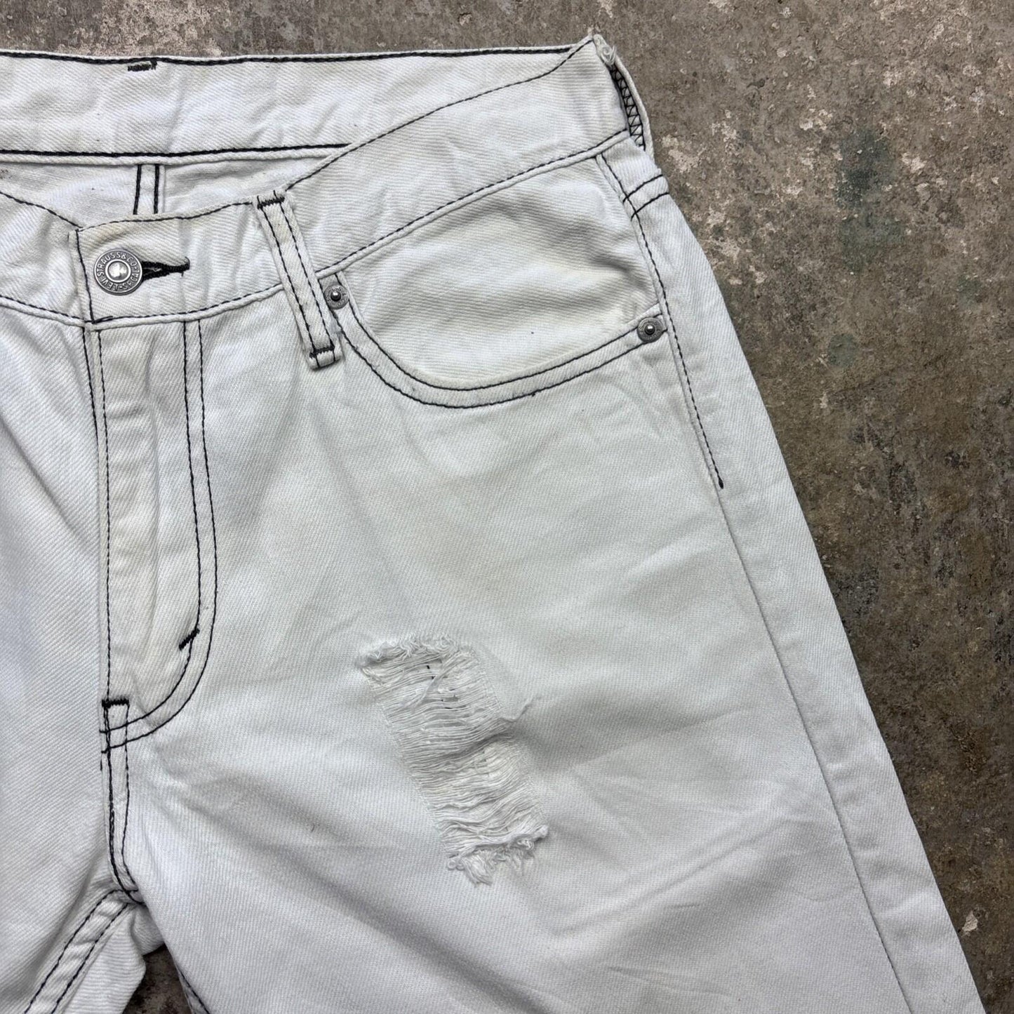 Distressed White Levi’s 514 Men’s Cut Off Shorts | W29